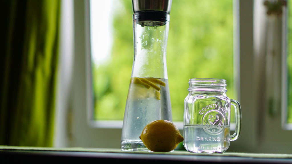 Alimenti salutari: acqua e limone