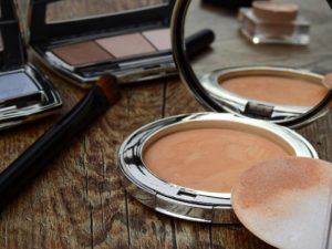 Terre e blush nel make-up ufficio